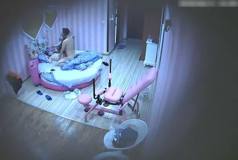 
							美女換上情趣內褲和絲襪啪啪還要求男友在炮椅上操她
						