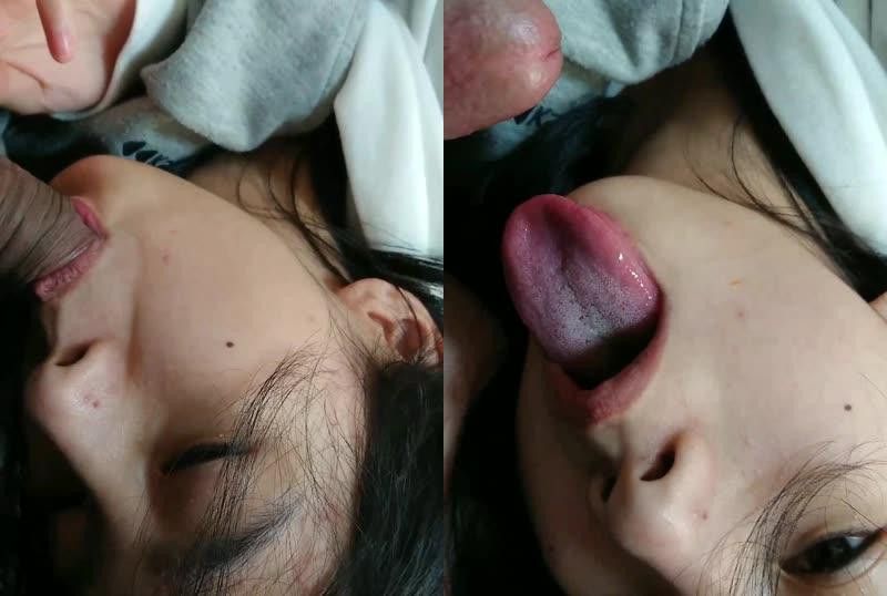 
							玩弄嬌羞女友粉嫩小穴看她一臉害羞樣就讓我興奮不已
						